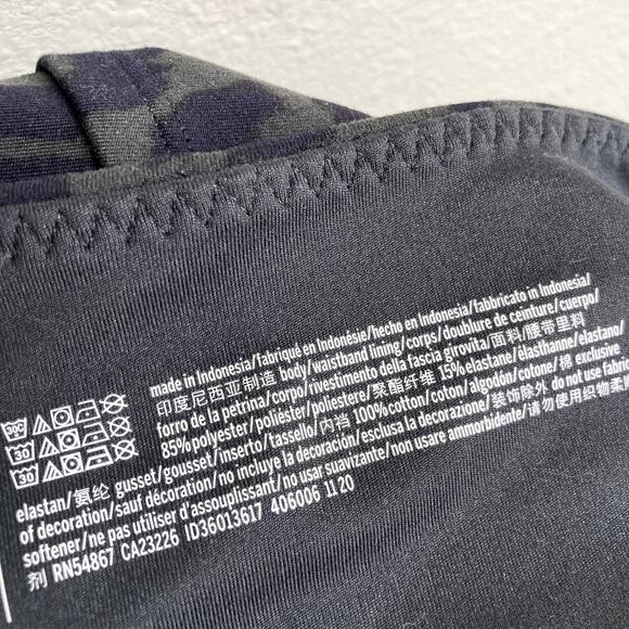 Victoria's Secret Animal Print Crop Pocket Leggings - Black Green - 8 - Picture 8 of 8